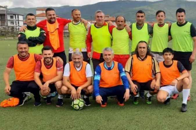 Akdağmadenispor’un eski futbolcuları  gösteri maçı yaptı
