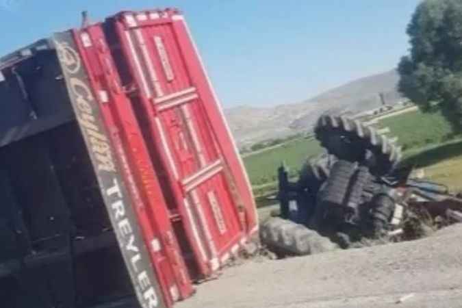 Traktör İle Tır Çarpıştı, Çarpışmanın Etkisiyle Tır Devrildi; Traktör Yoldan Çıktı