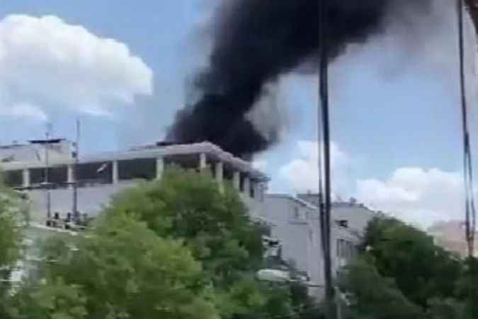 Korkutan yangın; bina çatısı alev alev yandı