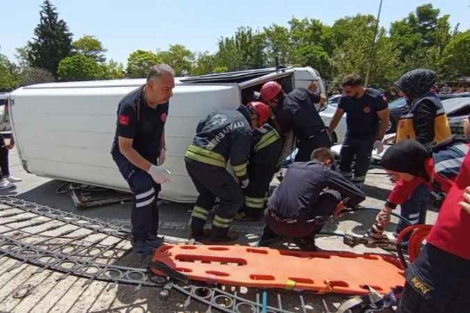 Kontrolden çıktı karşı şeritte araçlara çarptı