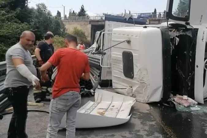 Tır virajı alamadı, sürücü ucuz kurtuldu