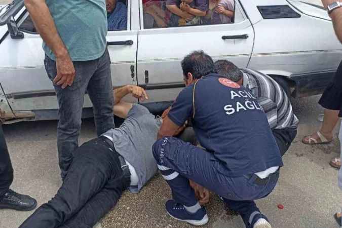 Otomobille çarpışan motosiklet sürücüsü kazanın şiddetiyle yere düştü