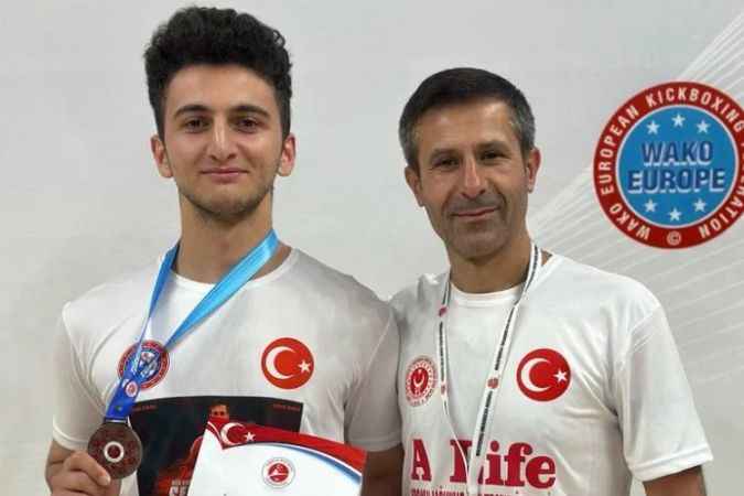Türkiye Kick Boks Şampiyonasında Gölbaşı’lı Furkan İspirli Üçüncü Oldu