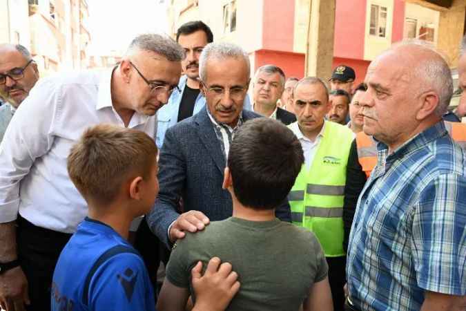 Ulaştırma ve Altyapı Bakanı Abdulkadir Uraloğlu, çocukları sevindirdi