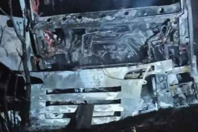 Dorsesi devrildi. Tır alev alev yandı