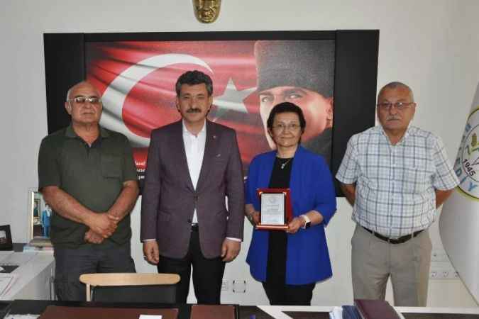 Başkan Yılmaz, emekli personelini plaketle uğurladı