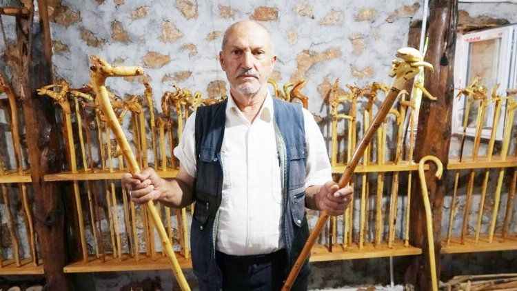 Ağaç Dallarını ve Köklerini Sanat Eserine Dönüştürüyor