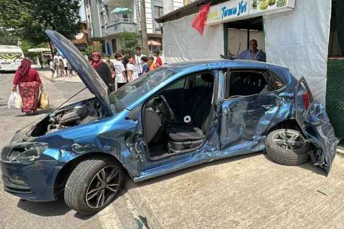 Minibüs ile otomobil çarpıştı. Çarpışma sonucu otomobilin tekeri yerinden söküldü
