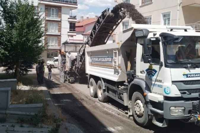 Pursaklar Belediyesi, yol akışını daha güvenli ve daha sağlıklı hale getirmek adına yol yenileme çalışmalarına hızla devam ediyor