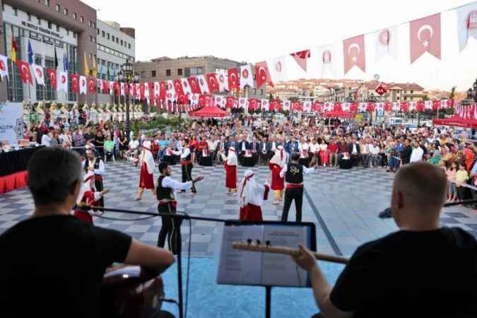Keçiören Belediyesi Başkanı Turgut Altınok Aşure Dağıttı
