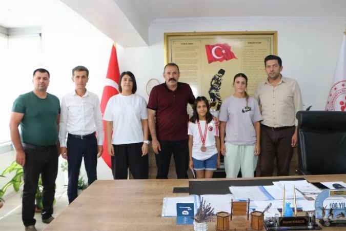 Genç sporcular madalya ile döndü.. İl Müdürü ödüllendirdi