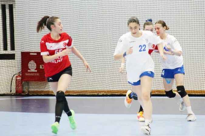 Yozgat Aile Sosyal Politikalar Gençlik ve Spor Kulübünün sporcusu Zehra Karadavut U17 Hentbol Milli Takımında yer alacak