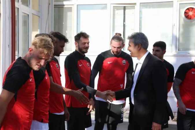 Yozgat Belediye Başkanı Celal Köse, Bölgesel Amatör Ligde yer alan Yozgat Belediyesi Bozokspor’u ziyaret etti