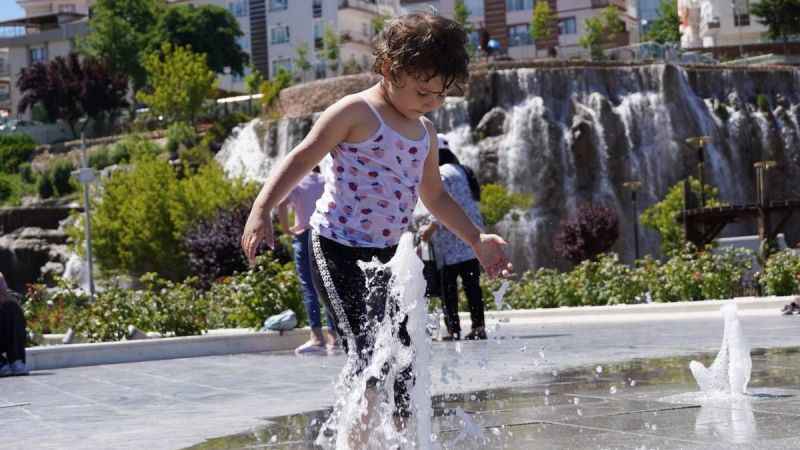 Başkent'te sıcak havadan bunalan çocuklar çareyi su oynamakta buldu!