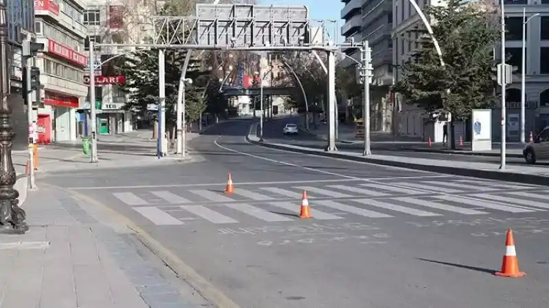Ankara'da Sıcaklar Nedeniyle Cadde Ve Sokaklar Boş Kaldı!