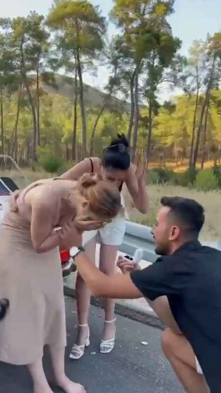 Evlilik Teklifi Etmek İçin Trafikte Dayak Yedi, Kız Arkadaşı Şok Oldu