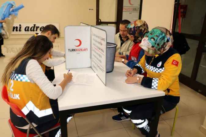 Sağlıkçılar kan verdi
