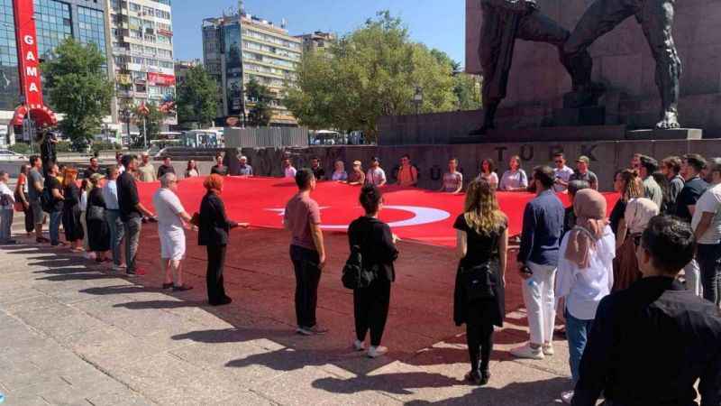 Ankara'da bir haftada 6 şehidin ardından bir gurup vatandaş anma töreni düzenledi