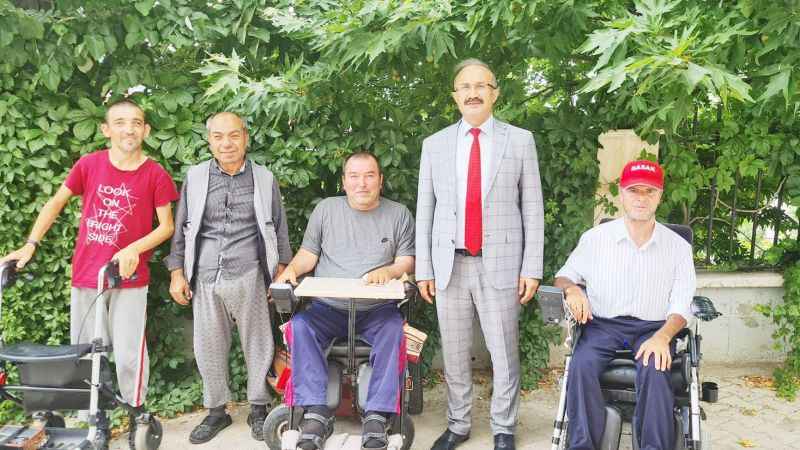 Abdullah Neşeli Hastalar ile bir araya gelerek onlara moral verdi