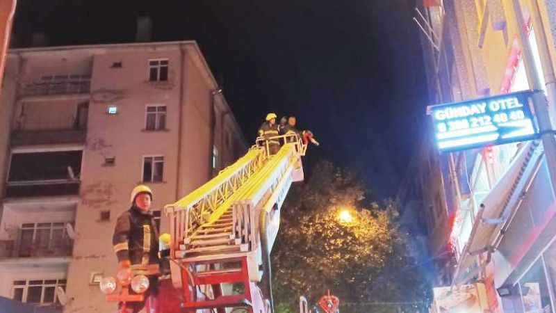 Bina çatısında çıkan baca yangını paniğe neden oldu
