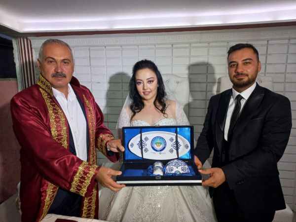 Boğazlıyan Belediye Başkanı Gökhan Coşar, gençlerin mutluluğuna ortak oluyor