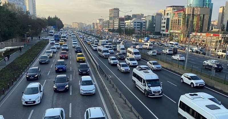Trafikte Korna Sesine Sinirlendi, İki Kişiyi Yaraladı