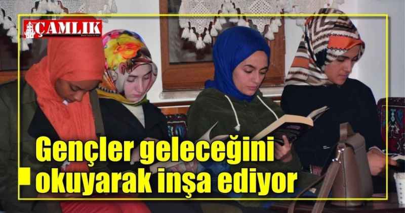 Gençler geleceğini okuyarak inşa ediyor