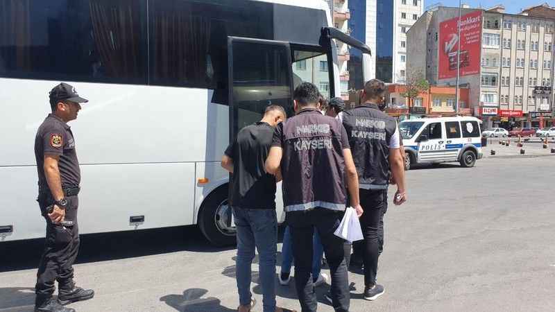 25 Milyon TL Değerinde Uyuşturucu ile Kaçmaya Çalıştılar, Yoldan Çıkıp Takla Attılar!