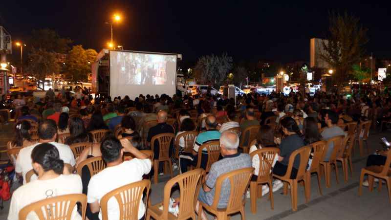 Belediye'nin düzenlediği açık hava sinema günleri sürüyor..