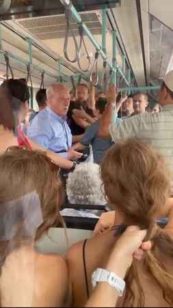 Tramvayda Yanlış Anlaşıldı, Yaka Paça Dışarı Atıldı!