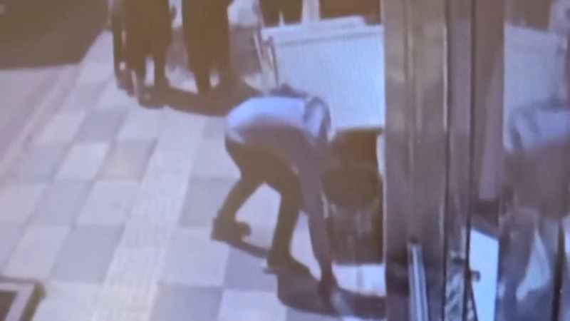 Çaldığı Bebek Arabası İle Çaldığı Petekleri Taşıdı, Yok Artık Dedirten Olay Güvenlik Kamerasına Yansıdı
