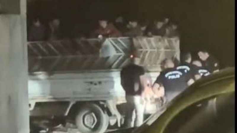 Bir kamyonet içinde çok sayıda Afgan vatandaşı yakalandı.