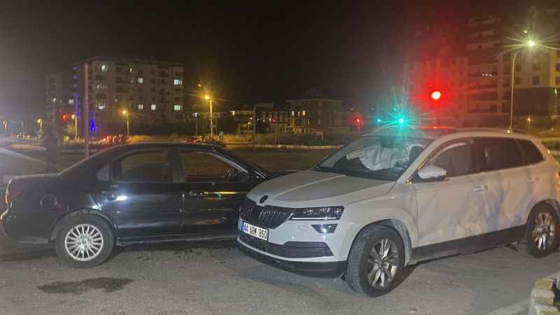 İki otomobil kavşakta çarpıştı: 5 kişi yaralandı