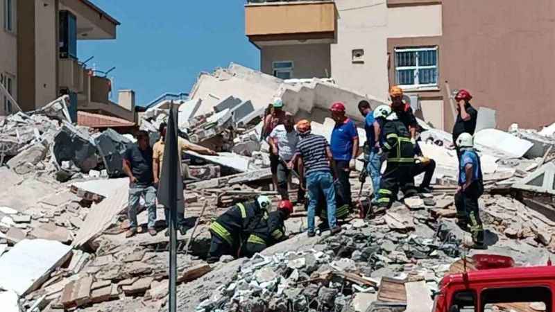 Hasarlı binada çalışma yapan kepçe operatörünün üzerine bina yıkıldı