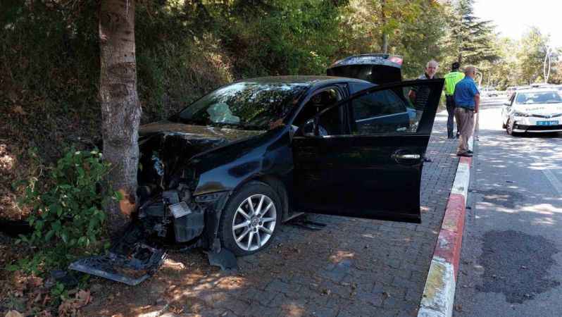 Direksiyon hakimiyetini kaybeden otomobil ağaca çarptı