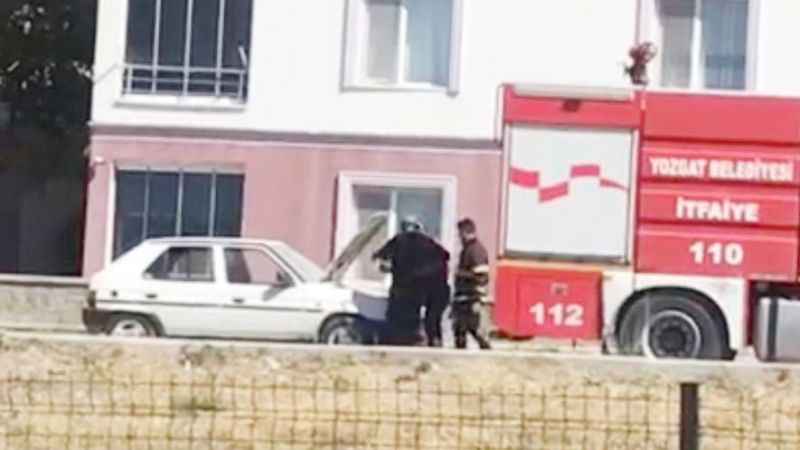 Yozgat’ta panikleten otomobil yangını