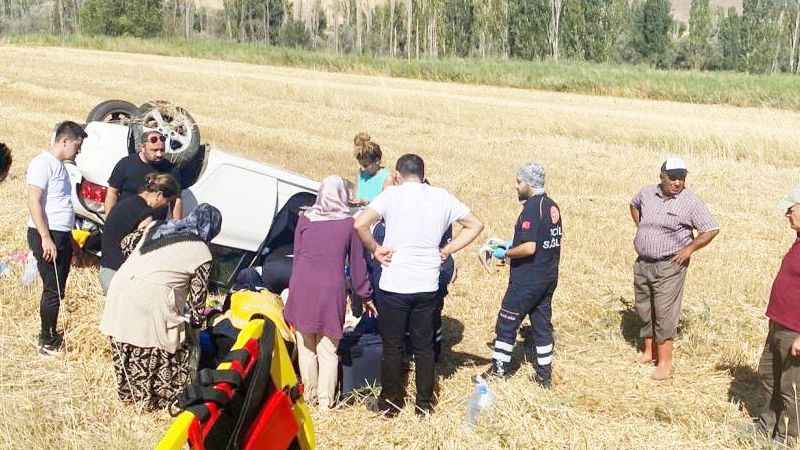 Direksiyon hakimiyetini kaybetti takla atan otomobil tarlaya devrildi