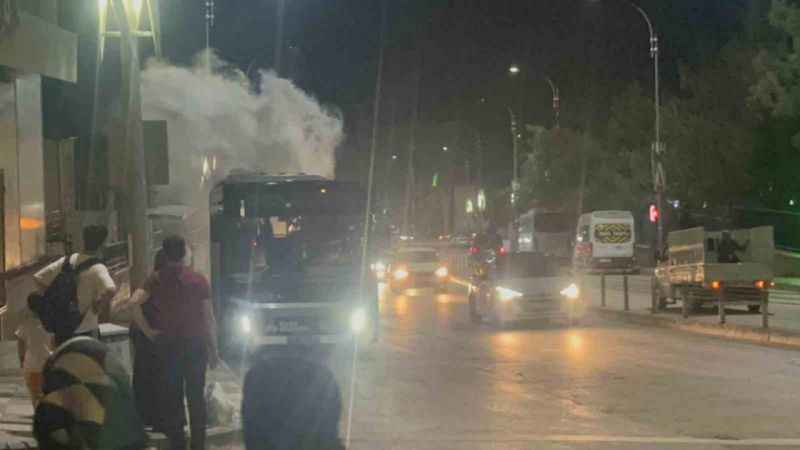 Şehir içi otobüsünden çıkan duman büyük paniğe neden oldu