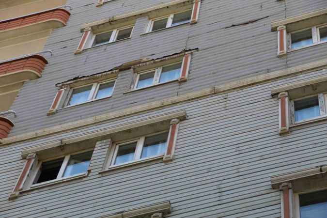 Beton parçaları aracın üzerine düştü
