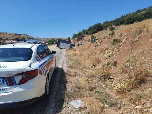 Tahıl yüklü traktör devrildi