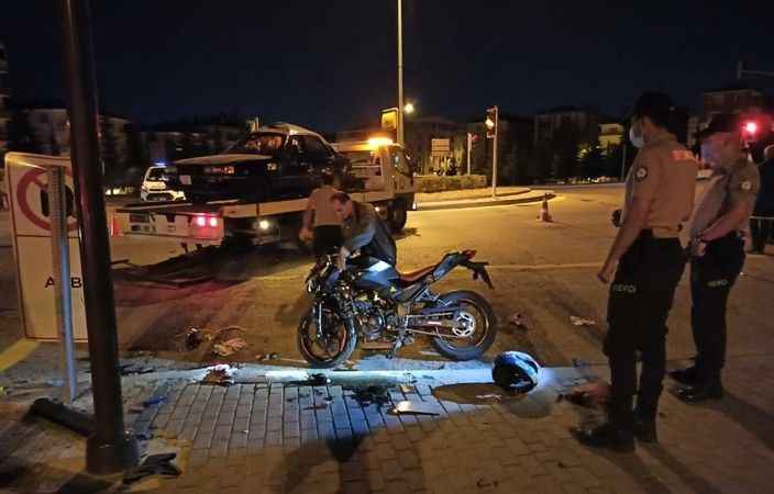 Başkent Ankara'da akıl almaz kaza. Önce motosiklete sonra ise reyonlara çarptı.