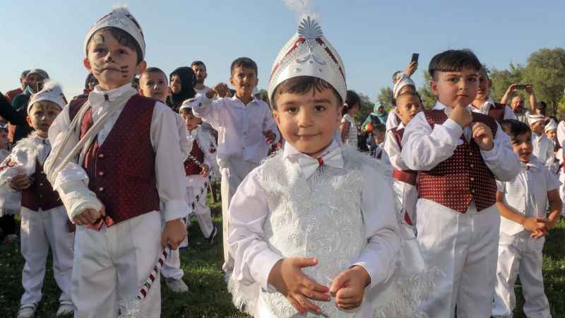 Yenimahalle'de değişmeyen gelenek. 15 yıldır düzenliyor... 20 bin çocuğu sevindirdi..