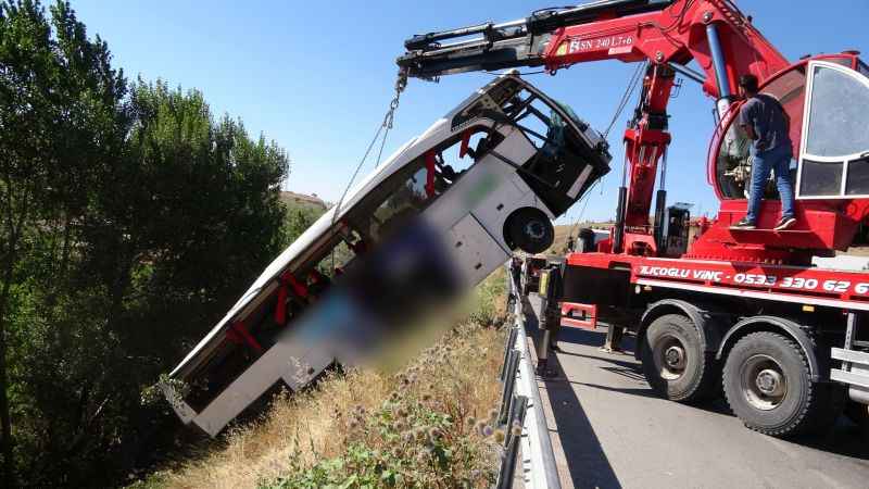 Yolcu otobüsü şarampolden çıkarıldı