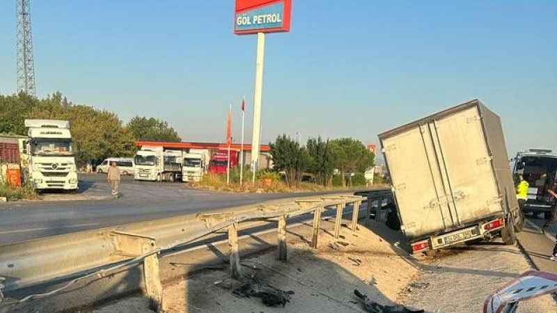 Direksiyon hakimiyetini kaybetti refüjlere çarptı