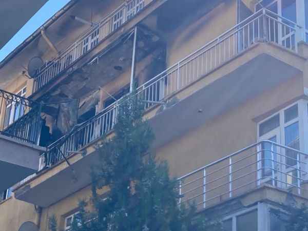 Patlayan buzdolabıyla daire alev aldı