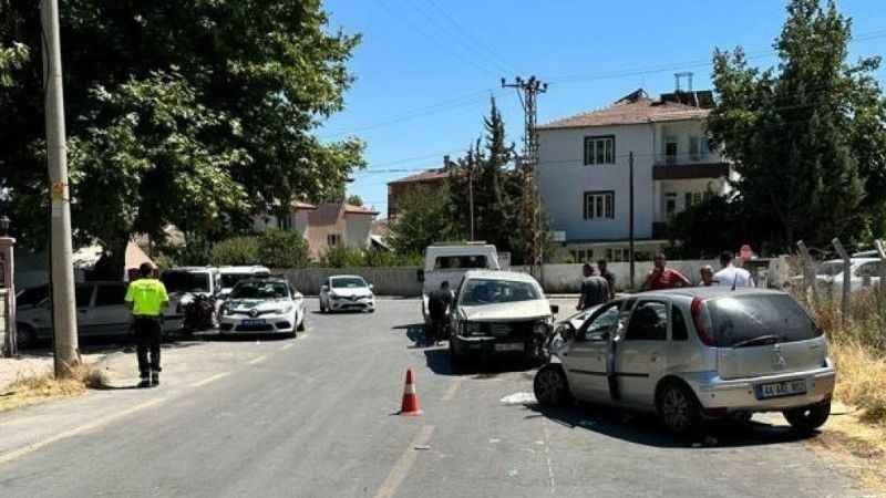 Seyir halindeki iki otomobil çarpıştı