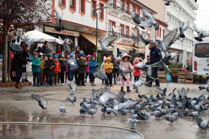 Minik kalpler sokak hayvanları için atıyor