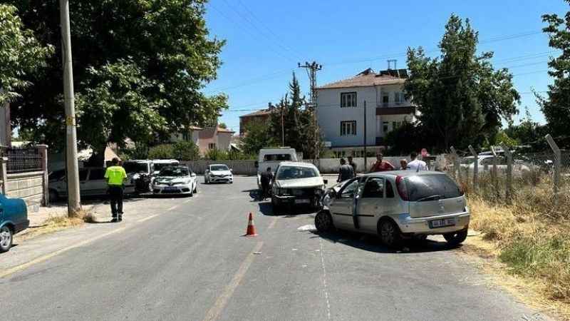 İki araç kazaya karıştı: 6 kişi yaralandı