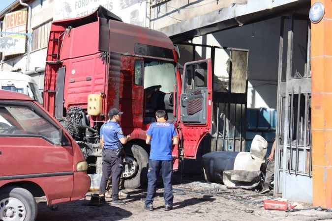 Son Dakika.. Tırın yakıt deposu patladı