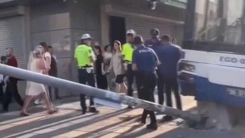 Ego Otobüsü Direğe Çarptı Direkte Vatandaşın Üzerine Düştü